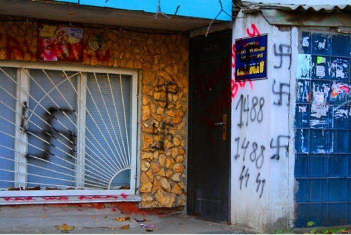 Не ко двору: в Херсоне подожгли офис "Свободы" Не ко двору: в Херсоне подожгли офис "Свободы"