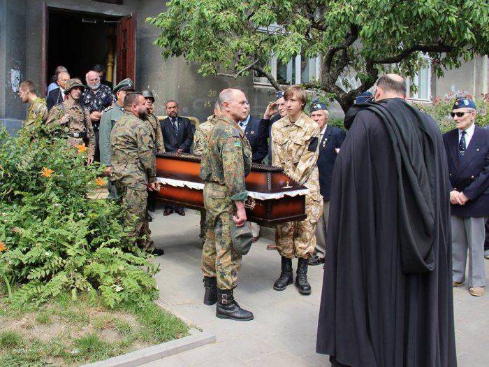 Во Львове с помпой похоронили нациста, который "не мог забыть взгляд Гитлера" Во Львове с помпой похоронили нациста, который "не мог забыть взгляд Гитлера"