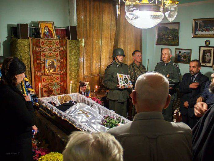 Во Львове с помпой похоронили нациста, который "не мог забыть взгляд Гитлера" Во Львове с помпой похоронили нациста, который "не мог забыть взгляд Гитлера"