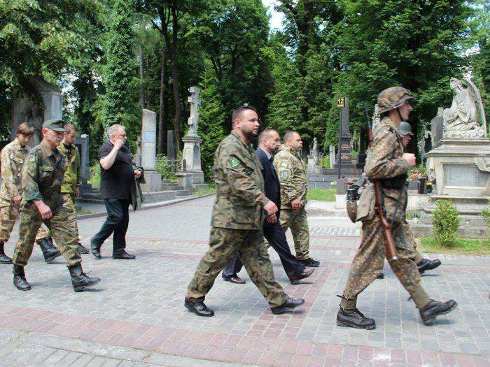 Во Львове с помпой похоронили нациста, который "не мог забыть взгляд Гитлера" Во Львове с помпой похоронили нациста, который "не мог забыть взгляд Гитлера"