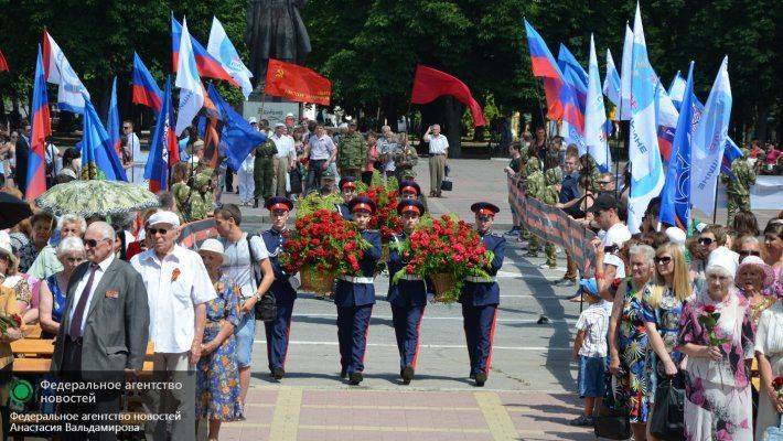 Луганск встречает украинских военных Луганск встречает украинских военных