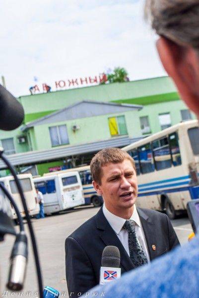 В Донецке занялись деукраинизацией табличек В Донецке занялись деукраинизацией табличек