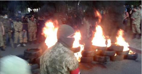 Митингующие в Киеве националисты требуют начать наступление на Донбасс Митингующие в Киеве националисты требуют начать наступление на Донбасс