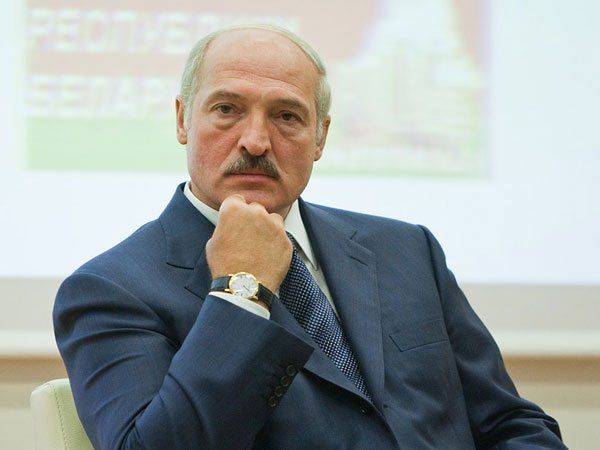 Лукашенко призвал офицеров изучать новые формы войны на примере событий в «братской Украине» Лукашенко призвал офицеров изучать новые формы войны на примере событий в «братской Украине»