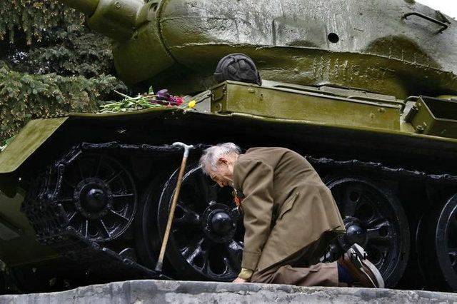 Одни "глобально доминируют", вторые – вовремя сдались, а русским опять мир спасать Одни "глобально доминируют", вторые – вовремя сдались, а русским опять мир спасать