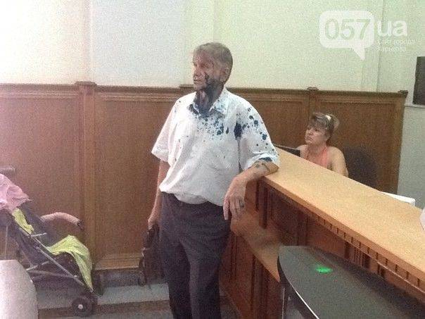 В Харькове нацисты облили зелёнкой коммуниста, который отказался признать Россию «агрессором» В Харькове нацисты облили зелёнкой коммуниста, который отказался признать Россию «агрессором»