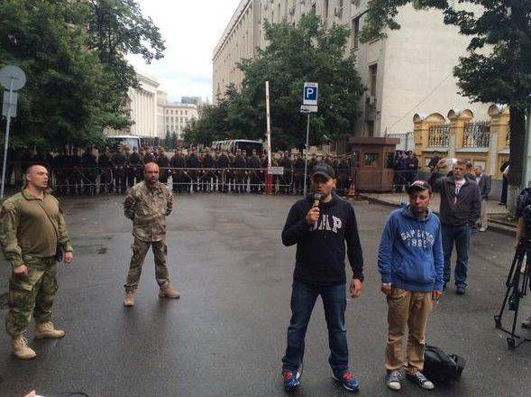 «Правый сектор» в центре Киева требует отставки Арсена Авакова «Правый сектор» в центре Киева требует отставки Арсена Авакова