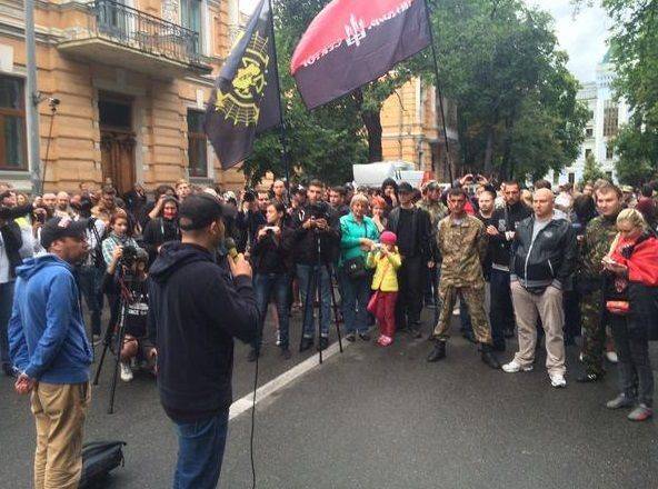 «Правый сектор» в центре Киева требует отставки Арсена Авакова «Правый сектор» в центре Киева требует отставки Арсена Авакова