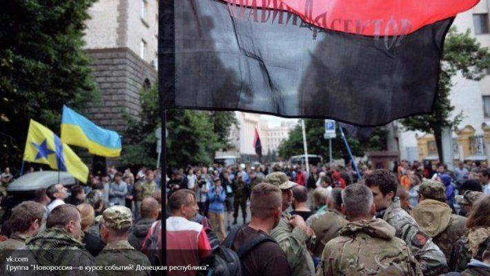 «Правый сектор» набирает сторонников у дверей президента Украины «Правый сектор» набирает сторонников у дверей президента Украины