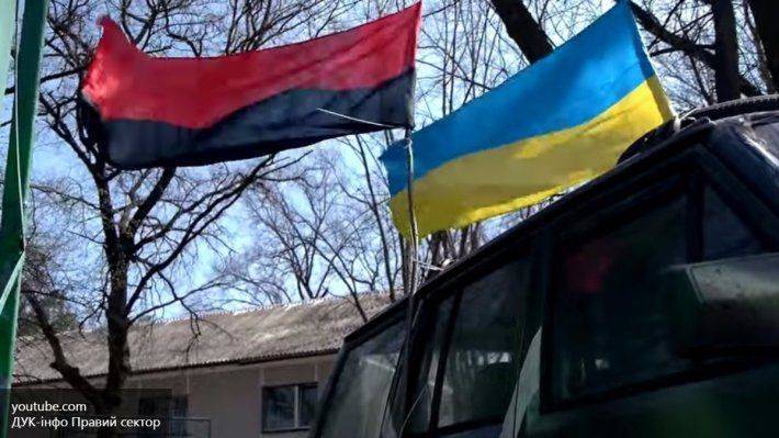 Сотни «правосеков» в балаклавах окружили Харьковский тракторный завод Сотни «правосеков» в балаклавах окружили Харьковский тракторный завод