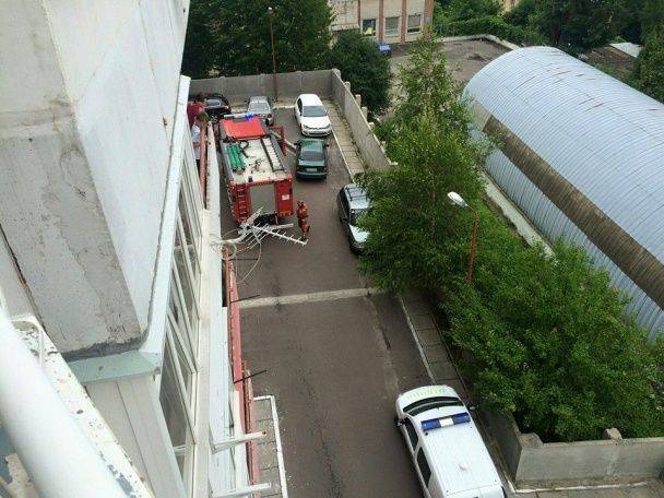 Возле райотделов милиции во Львове прогремели взрывы, есть раненые Возле райотделов милиции во Львове прогремели взрывы, есть раненые