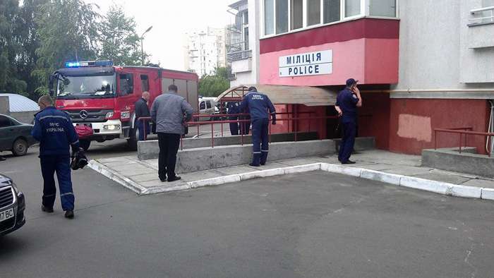 Возле райотделов милиции во Львове прогремели взрывы, есть раненые Возле райотделов милиции во Львове прогремели взрывы, есть раненые