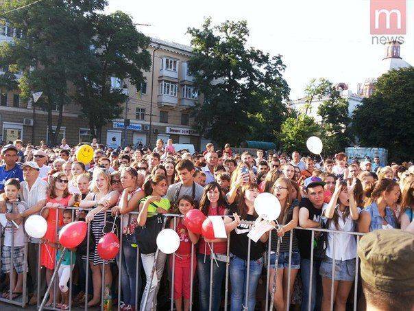 И снова зрада: один из главных праздников Мариуполя прошел совсем без усраинских флагов И снова зрада: один из главных праздников Мариуполя прошел совсем без усраинских флагов