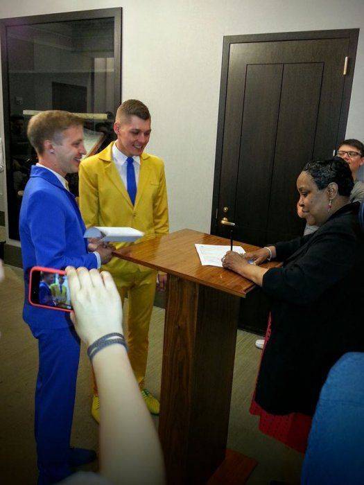 В Нью-Йорке поженились Тарас и Мыкола — гей-пара из Украины В Нью-Йорке поженились Тарас и Мыкола — гей-пара из Украины