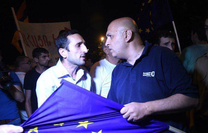 На митинге в Ереване освистали флаг ЕС. Его пришлось убрать На митинге в Ереване освистали флаг ЕС. Его пришлось убрать