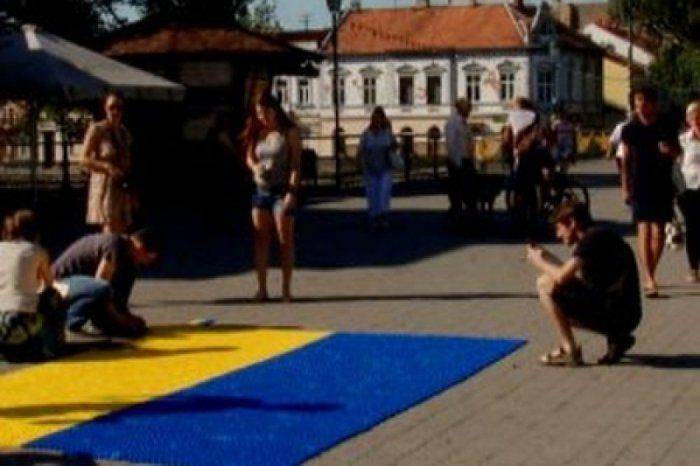 Флаг нации из пивных крышек. На подходе тризуб из использованных кондомов  Флаг нации из пивных крышек. На подходе тризуб из использованных кондомов