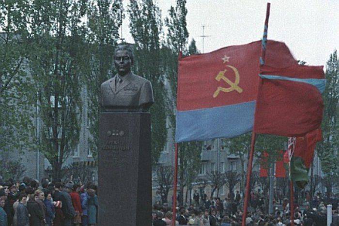 В Днепродзержинске уничтожат памятник Брежневу и поставят вместо него бюст Дж.Вашингтона В Днепродзержинске уничтожат памятник Брежневу и поставят вместо него бюст Дж.Вашингтона