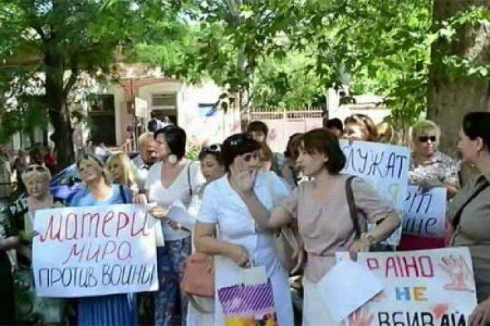 В Днепропетровской области матери призывников перекрыли дорогу В Днепропетровской области матери призывников перекрыли дорогу