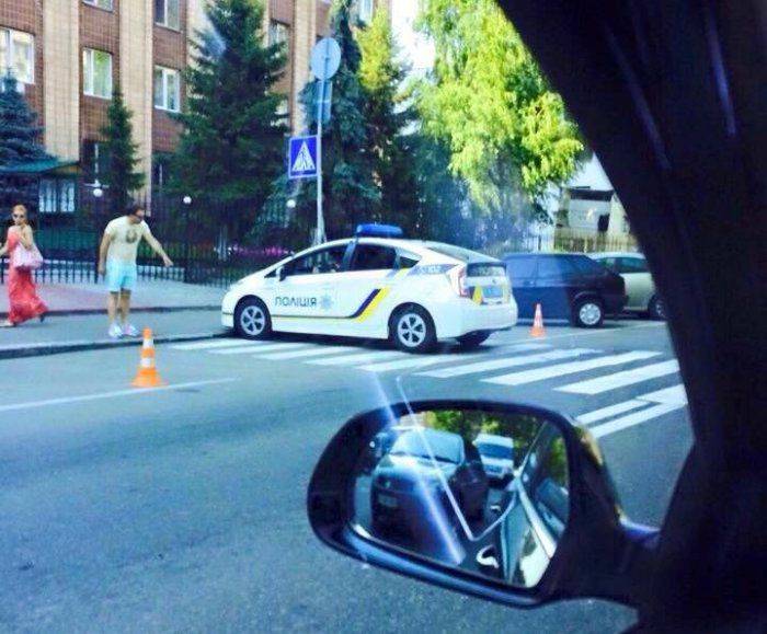 Сотрудники аваковской «полиции» паркуются прямо на пешеходном переходе Сотрудники аваковской «полиции» паркуются прямо на пешеходном переходе