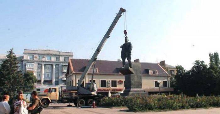 Артемовск остался без символа: оккупанты снесли памятник Артему   Артемовск остался без символа: оккупанты снесли памятник Артему