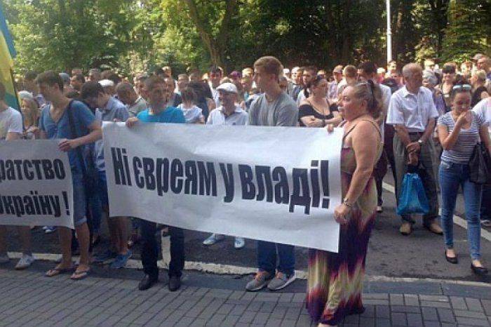 Под львовской ОГА активисты скандировали: "Украине нужен президент-украинец, а не еврей-бизнесмен Вальцман!" Под львовской ОГА активисты скандировали: "Украине нужен президент-украинец, а не еврей-бизнесмен Вальцман!"