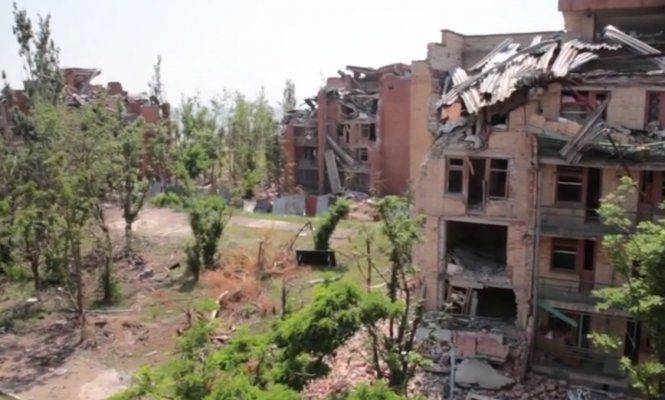 В Широкино из-за обстрелов не осталось ни одного целого дома. В Широкино из-за обстрелов не осталось ни одного целого дома.