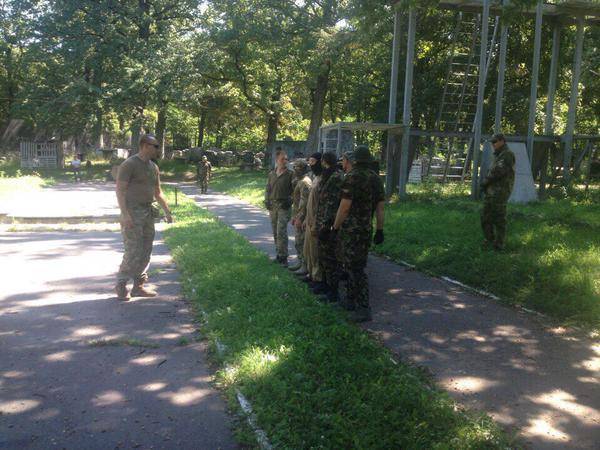 Боевиков промайдановской «Самообороны Харькова» тренируют на базе спецбатальона МВД Украины Боевиков промайдановской «Самообороны Харькова» тренируют на базе спецбатальона МВД Украины