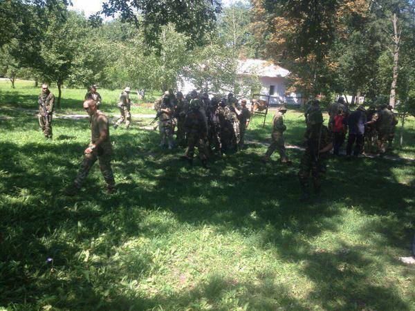 Боевиков промайдановской «Самообороны Харькова» тренируют на базе спецбатальона МВД Украины Боевиков промайдановской «Самообороны Харькова» тренируют на базе спецбатальона МВД Украины