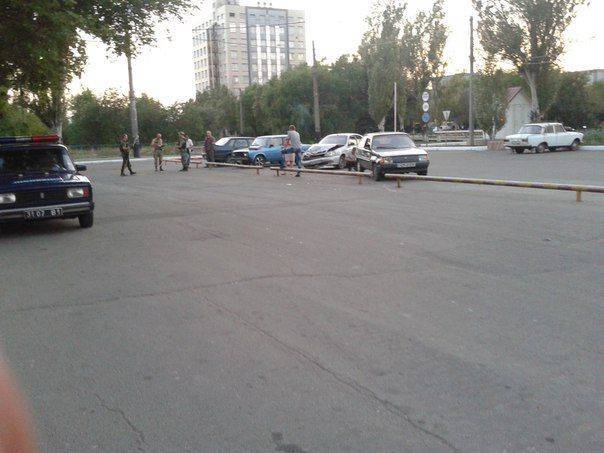 В Авдеевке украинский военный грузовик протаранил несколько гражданских авто и скрылся В Авдеевке украинский военный грузовик протаранил несколько гражданских авто и скрылся