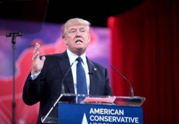 Дональд Трамп, лидируя в рейтингах республиканцев, обещает еще миллиард долларов Дональд Трамп, лидируя в рейтингах республиканцев, обещает еще миллиард долларов
