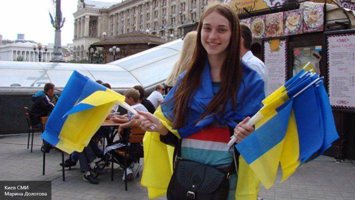 Яценюк заставит школьников присягать на верность Украине Яценюк заставит школьников присягать на верность Украине