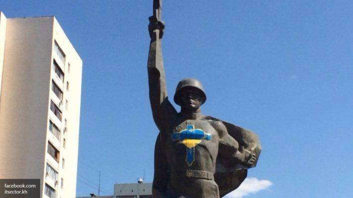 Памятник Воину-освободителю осквернили в Харькове Памятник Воину-освободителю осквернили в Харькове