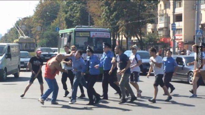 В Харькове мужчину избили за футболку с надписью «СССР» В Харькове мужчину избили за футболку с надписью «СССР»