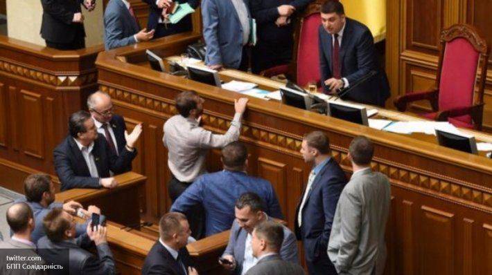 Рада с криками и дракой одобрила проект о децентрализации в первом чтении Рада с криками и дракой одобрила проект о децентрализации в первом чтении