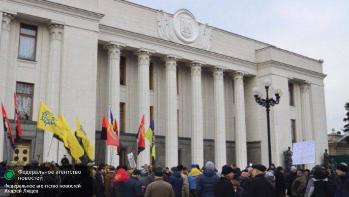 Митингующие у Рады потребовали импичмента Порошенко Митингующие у Рады потребовали импичмента Порошенко