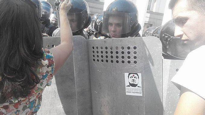 «Убей п***са!» — в Киеве раздают листовки с прицелом снайпера на лбу Порошенко «Убей п***са!» — в Киеве раздают листовки с прицелом снайпера на лбу Порошенко