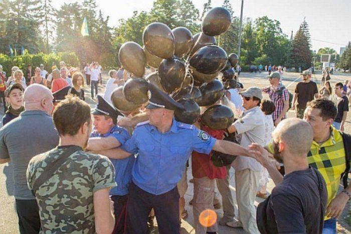 В Одессе ультрас расстреляли митинг куликовцев В Одессе ультрас расстреляли митинг куликовцев