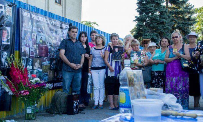 В Одессе ультрас расстреляли митинг куликовцев В Одессе ультрас расстреляли митинг куликовцев