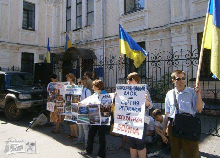 Беспредел в Харькове продолжается: обстреляли офис «Оппозиционного блока» Беспредел в Харькове продолжается: обстреляли офис «Оппозиционного блока»