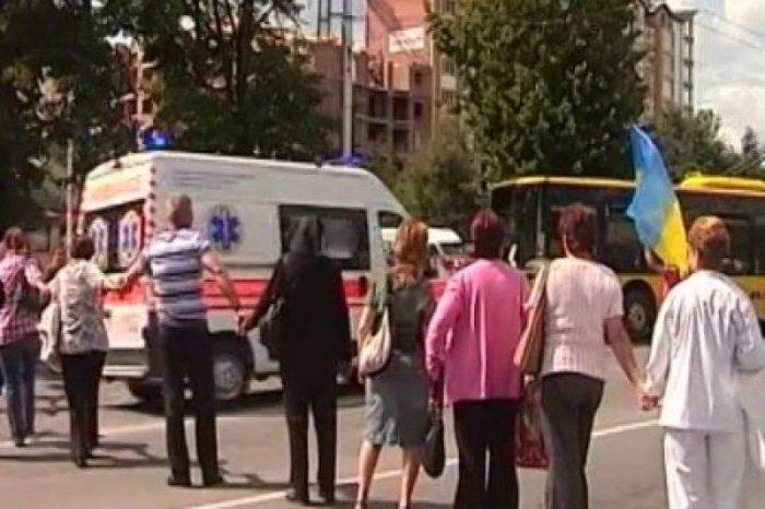 В Тернопольской области местные жители не пускают на порог военкомов с повестками В Тернопольской области местные жители не пускают на порог военкомов с повестками