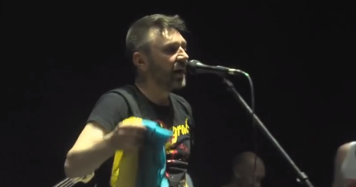 Сергей Шнуров и украинский флаг : "Я из другой страны!" Сергей Шнуров и украинский флаг : "Я из другой страны!"