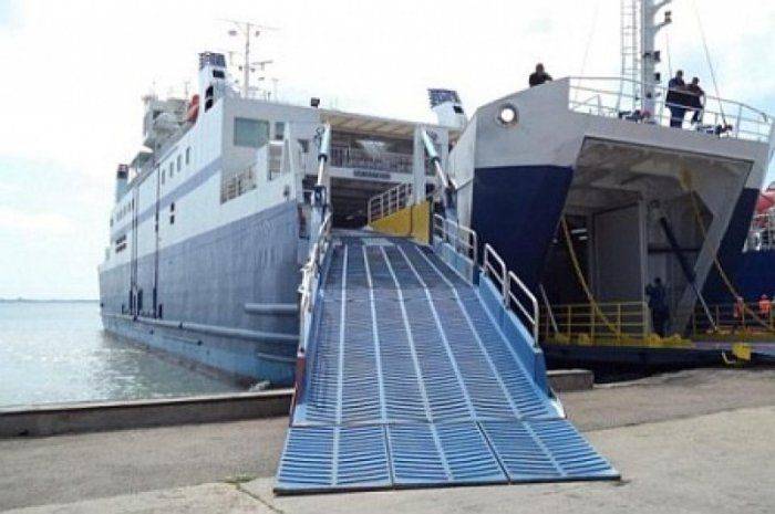 Севастополь. Врагу не сдается наш РОРО «Варяг» Севастополь. Врагу не сдается наш РОРО «Варяг»