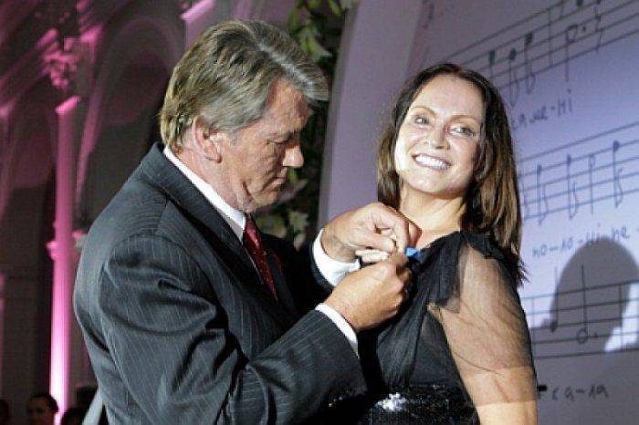 Ротару поддержала карательную операцию на Донбассе и терпит убытки в Крыму Ротару поддержала карательную операцию на Донбассе и терпит убытки в Крыму