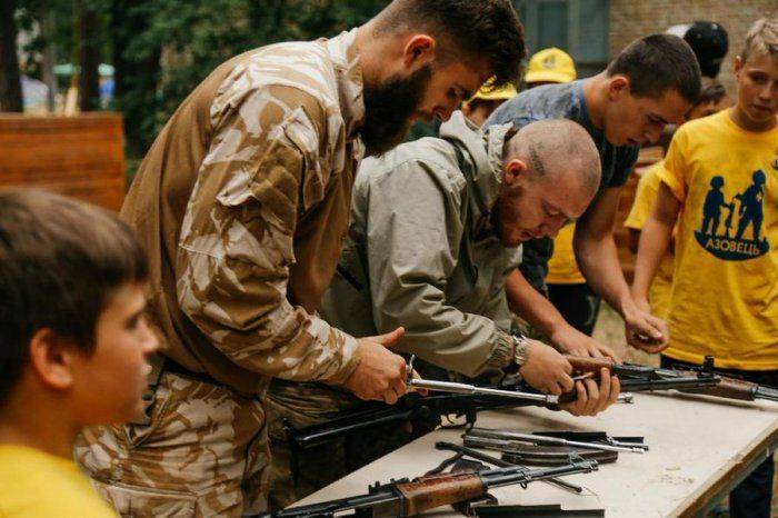 Британские СМИ опубликовали фото из спецлагеря, где бойцы батальона «Азов» обучают детей стрелять   Британские СМИ опубликовали фото из спецлагеря, где бойцы батальона «Азов» обучают детей стрелять