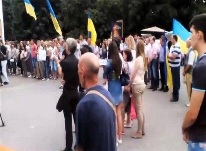 Жители Сартаны готовы наброситься с кулаками на всякого, кто обвинит ДНР в расстреле поселка Жители Сартаны готовы наброситься с кулаками на всякого, кто обвинит ДНР в расстреле поселка