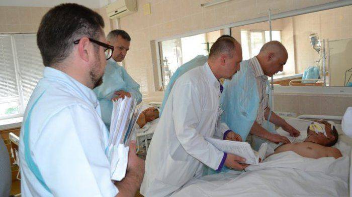 Раненных атошников везут из Донбасса на трупах и приматывают скотчем отвалившиеся конечности Раненных атошников везут из Донбасса на трупах и приматывают скотчем отвалившиеся конечности