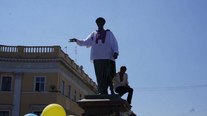 Одесские националисты превратили Дюка Ришелье в рагуля в вышиванке Одесские националисты превратили Дюка Ришелье в рагуля в вышиванке