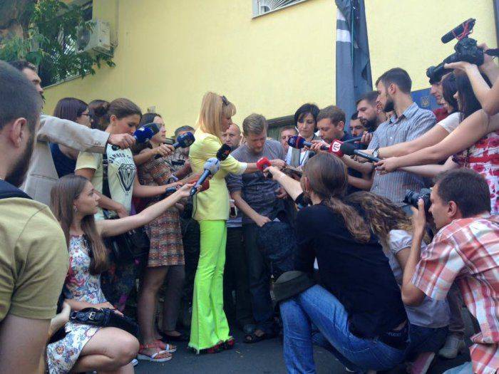 В Киеве митингуют граждане РФ, перешедшие на сторону украинских националистов, — требуют от Порошенко выдать паспорта В Киеве митингуют граждане РФ, перешедшие на сторону украинских националистов, — требуют от Порошенко выдать паспорта