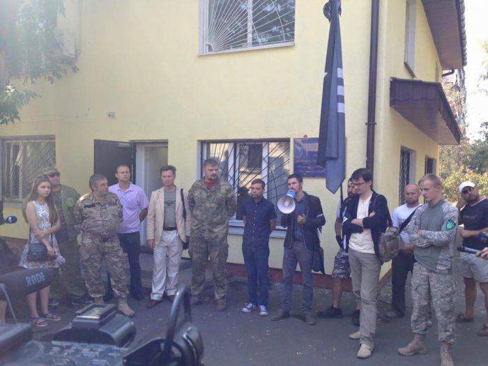 В Киеве митингуют граждане РФ, перешедшие на сторону украинских националистов, — требуют от Порошенко выдать паспорта В Киеве митингуют граждане РФ, перешедшие на сторону украинских националистов, — требуют от Порошенко выдать паспорта