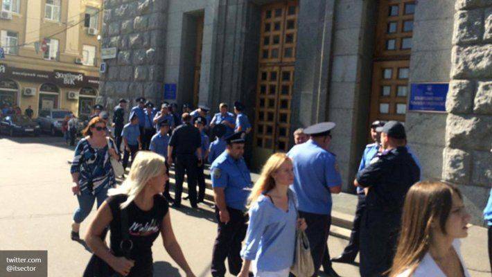 Активисты в балаклавах штурмуют горсовет Харькова Активисты в балаклавах штурмуют горсовет Харькова